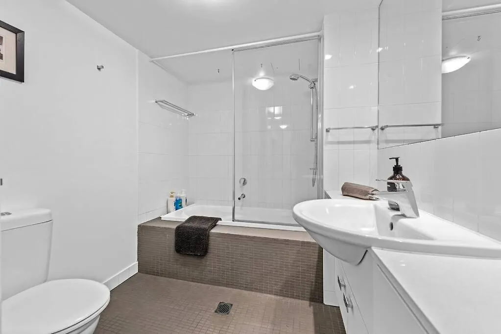 Spacious & Peaceful! 1Bed/2Bath/1Car ~ Cbd Brisbane Apartment